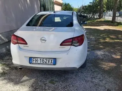 Usata Opel Astra 140 CV (102 kW) 2014 Berlina