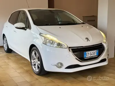 Begagnad Peugeot 208 Allure 82 HK (60 kW) 2015 Vit Halvkombi