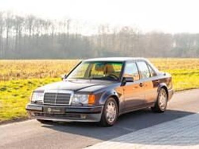 Usata Mercedes E500 326 CV (239 kW) 1991 Grigio Berlina