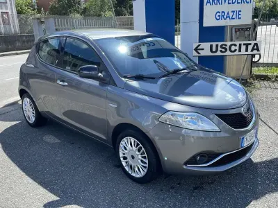 Usado Lancia Ypsilon Silver 69 HP (50 kW) 2018 Cinzento Citadino