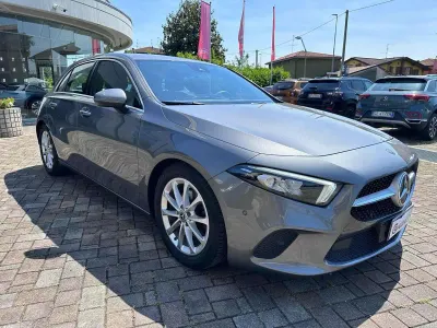 Usata Mercedes A180 136 CV (100 kW) 2019 Grigio montagna Berlina