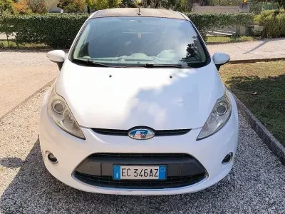 Usata Ford Fiesta 97 CV (71 kW) 2010 Bianco Berlina