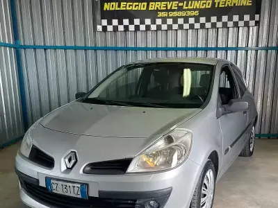 Usado Renault Clio II 85 CV (62 kW) 2006 Gris Berlina