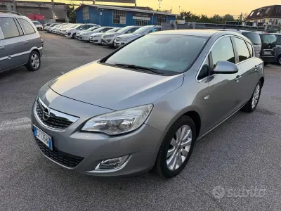 Usata Opel Astra Cosmo 110 CV (80 kW) 2011 Grigio Berlina
