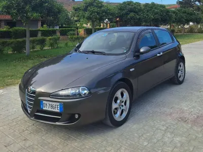 Usata Alfa Romeo 147 Progression 120 CV (88 kW) 2009 Grigio Utilitaria