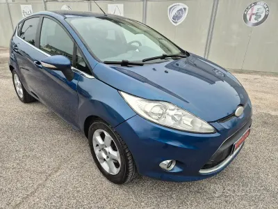 Usata Ford Fiesta Titanium 68 CV (50 kW) 2010 Blu Berlina