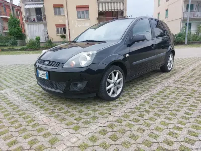 Usata Ford Fiesta 68 CV (50 kW) 2007 Nero Utilitaria