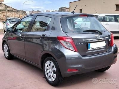 Usata Toyota Yaris Style 90 CV (66 kW) 2013 Grigio Utilitaria