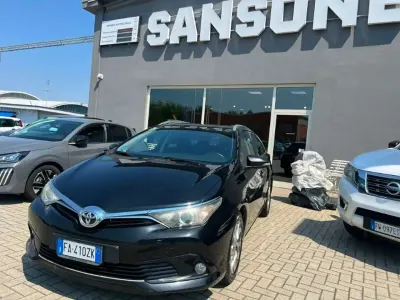 Usata Toyota Auris Touring Sports Active 111 CV (81 kW) 2015 Nero Station wagon