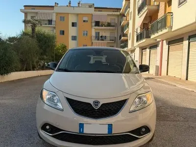 Usata Lancia Ypsilon Gold 69 CV (50 kW) 2017 Beige Utilitaria