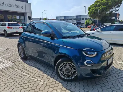Usata Fiat 500e La Prima 42 kW (58 CV) 2020 Blu/azzurro Utilitaria