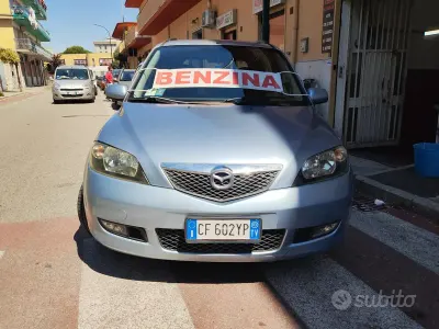 Usado Mazda 2 75 CV (55 kW) 2003 Gris Utilitario