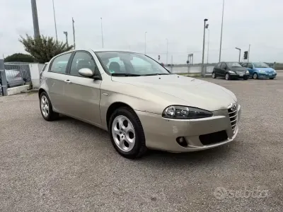 Usata Alfa Romeo 147 Distinctive 105 CV (77 kW) 2005 Utilitaria