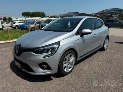 Begagnad Renault Clio V Intens 91 HK (66 kW) 2021 Grå Sedan