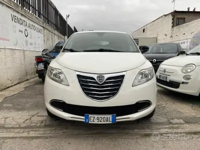 Käytetty Lancia Ypsilon 80 HP (58 kW) 2015 Valkoinen Viistoperä