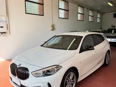 Usata BMW 116 M Sport 116 CV (85 kW) 2021 Bianco Utilitaria
