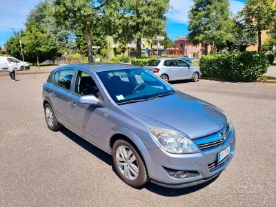 Usata Opel Astra 90 CV (66 kW) 2007 Grigio Berlina