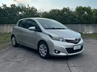 Usata Toyota Yaris 69 CV (50 kW) 2013 Grigio Utilitaria