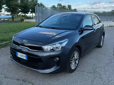 Usata Kia Rio 82 CV (60 kW) 2018 Grigio Berlina