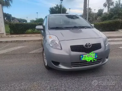 Usata Toyota Yaris 65 CV (47 kW) 2008 Grigio Utilitaria