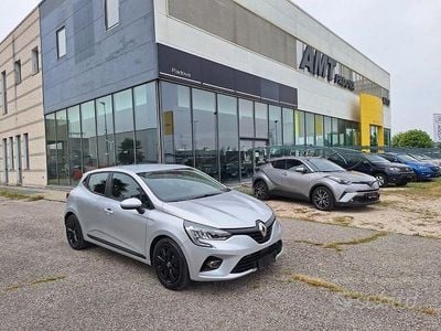 Usado Renault Clio V 101 HP (74 kW) 2021 Cinzento Sedan