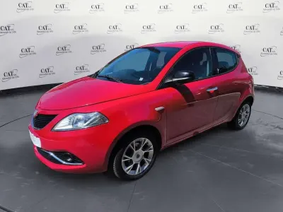 Usado Lancia Ypsilon Gold 95 CV (69 kW) 2017 Rojo Utilitario