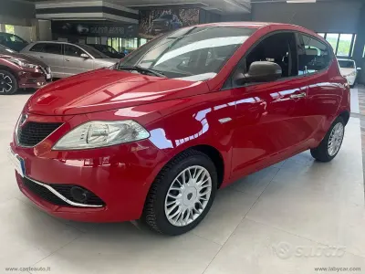 Usata Lancia Ypsilon Silver 69 CV (50 kW) 2016 Rosso Utilitaria