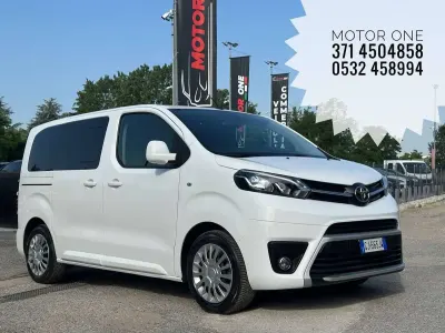 Usata Toyota Proace Lounge 120 CV (88 kW) 2022 Bianco Monovolume