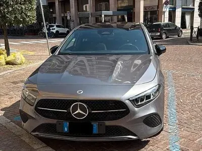 Usata Mercedes A180 116 CV (85 kW) 2023 Grigio Berlina