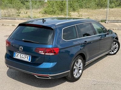 Usata VW Passat Executive 200 CV (147 kW) 2022 Blu Station wagon
