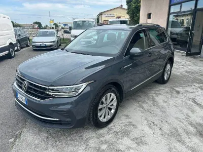 Usata VW Tiguan Life 150 CV (110 kW) 2023 Grigio scuro SUV