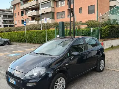 Begagnad Fiat Punto Young 70 HK (51 kW) 2015 Blå Halvkombi