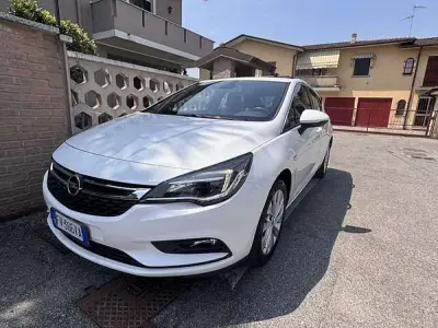 Usata Opel Astra Innovation 110 CV (80 kW) 2019 Bianco Berlina