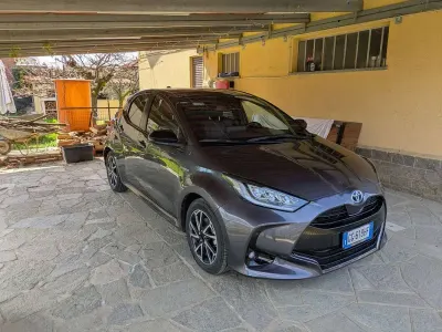 Usata Toyota Yaris Hybrid Lounge 92 CV (67 kW) 2021 Grigio Berlina