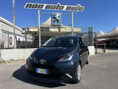 Usata Toyota Aygo X-play 69 CV (50 kW) 2016 Blu/azzurro Utilitaria