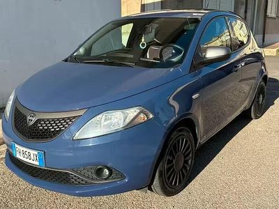 Usata Lancia Ypsilon 69 CV (50 kW) 2017 Blu Utilitaria