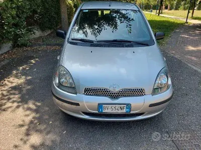 Usata Toyota Yaris 68 CV (50 kW) 2001 Grigio Berlina