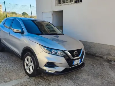 Usado Nissan Qashqai Acenta 110 HP (80 kW) 2018 Prateado SUV