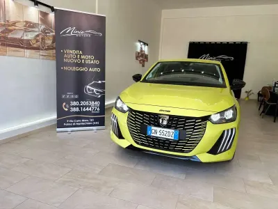 Usata Peugeot 208 Allure 101 CV (74 kW) 2024 Verde Utilitaria