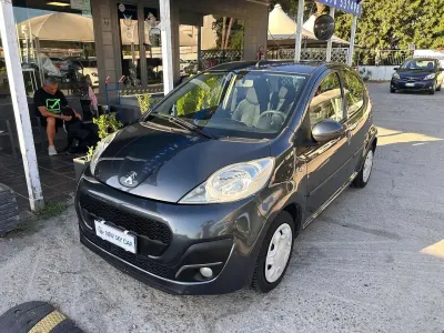 Usata Peugeot 107 Active 68 CV (50 kW) 2013 Grigio scuro Utilitaria