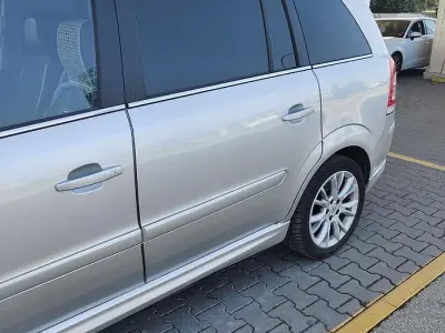 Usata Opel Zafira 150 CV (110 kW) 2009 Grigio Monovolume