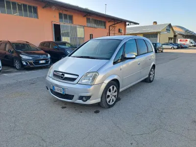 Usado Opel Meriva Cosmo 75 CV (55 kW) 2008 Plateado Monovolumen
