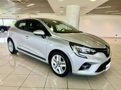 Usado Renault Clio V Business 90 HP (66 kW) 2022 Prateado Sedan