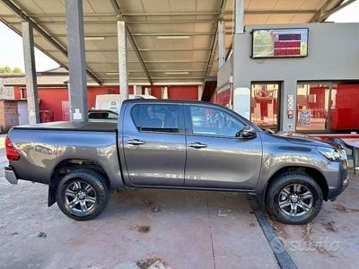 Usata Toyota HiLux Lounge 204 CV (150 kW) 2022 Grigio Pick-up