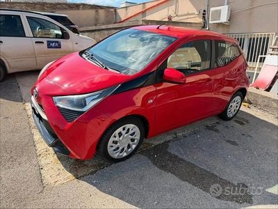 Usata Toyota Aygo 72 CV (52 kW) 2019 Rosso Utilitaria