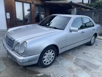 Usata Mercedes E200 136 CV (100 kW) 1996 Grigio Berlina