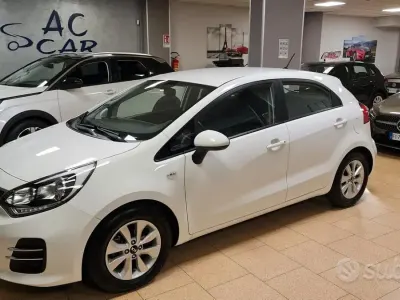 Usata Kia Rio 75 CV (55 kW) 2016 Bianco Utilitaria
