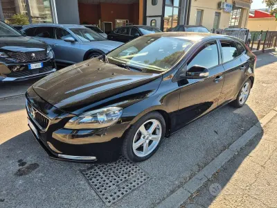 Usata Volvo V40 Momentum 120 CV (88 kW) 2017 Nero Berlina