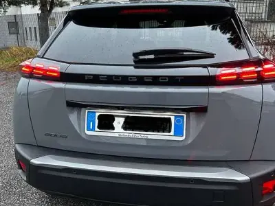 Usata Peugeot 2008 Allure 101 CV (74 kW) 2023 Grigio SUV