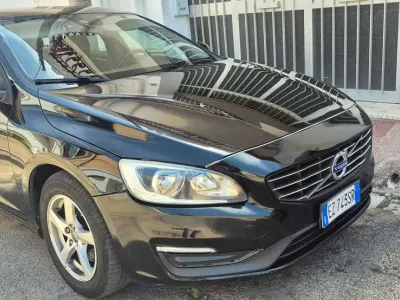 Usata Volvo V60 R-Design Momentum 114 CV (83 kW) 2015 Nero Station wagon